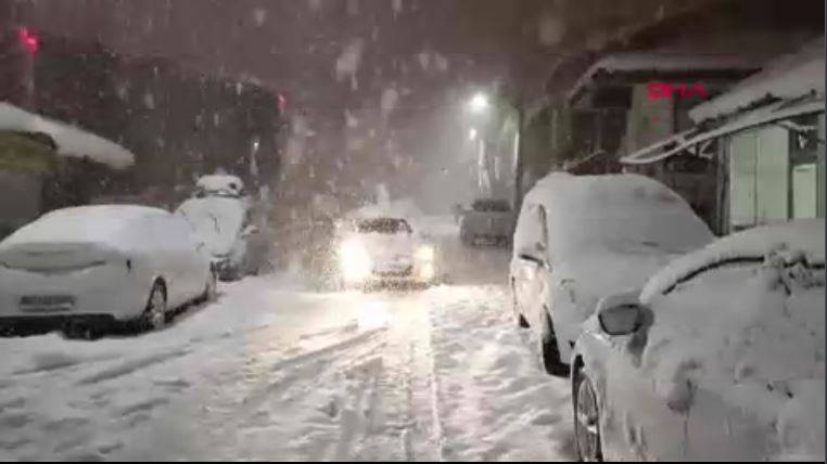 Karlıova’da 25 köy yolu kapandı. Tek katlı evler kara gömüldü 5